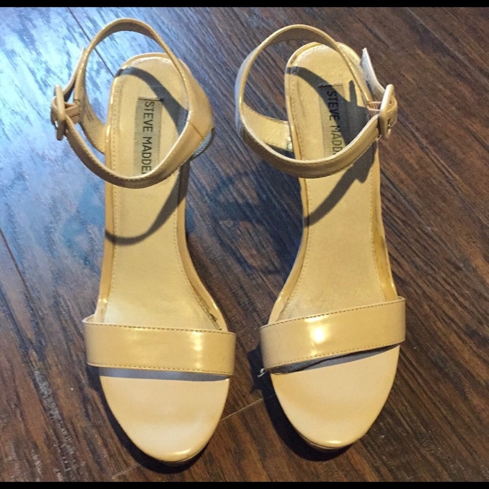Nude wedges